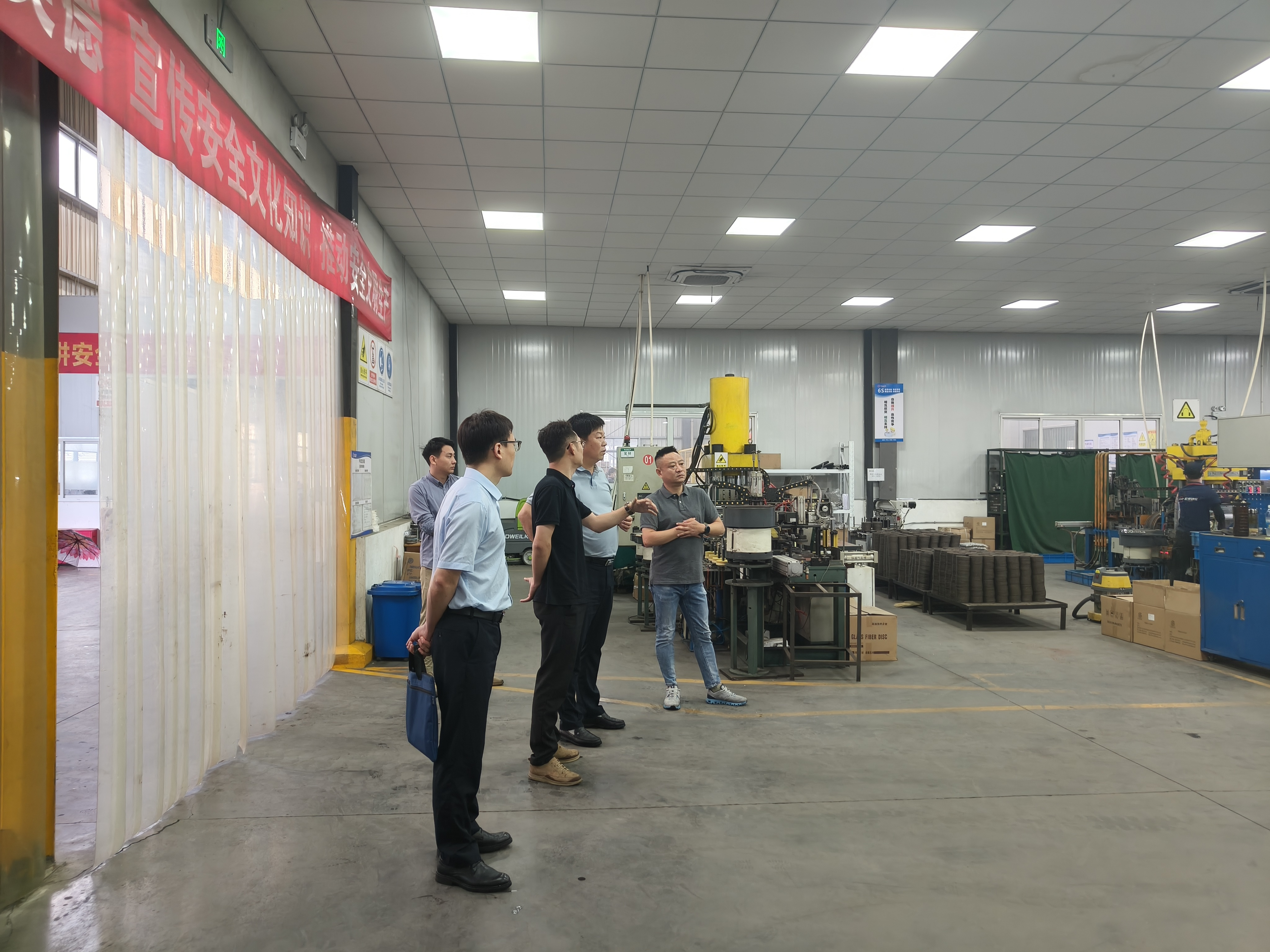 寧國市市政府梅副市長(cháng)一行蒞臨宏泰砂輪視察指導調研